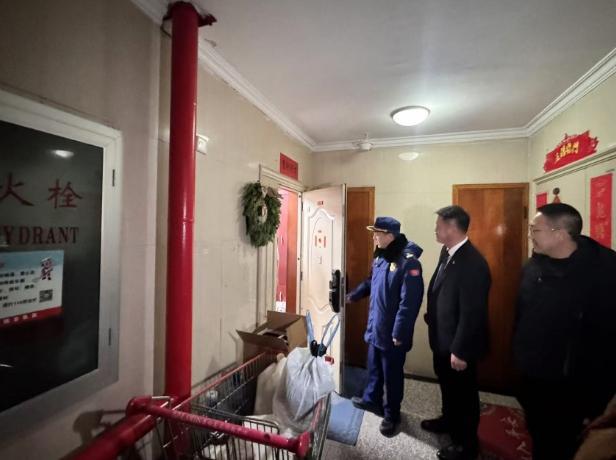 摆在家门口 北京海淀消防夜查清理住宅疏散通道J9国际集团自行车拴消火栓前 洗衣机、购物车(图2)