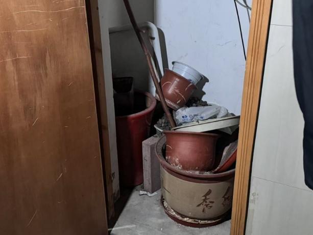 摆在家门口 北京海淀消防夜查清理住宅疏散通道J9国际集团自行车拴消火栓前 洗衣机、购物车(图3)