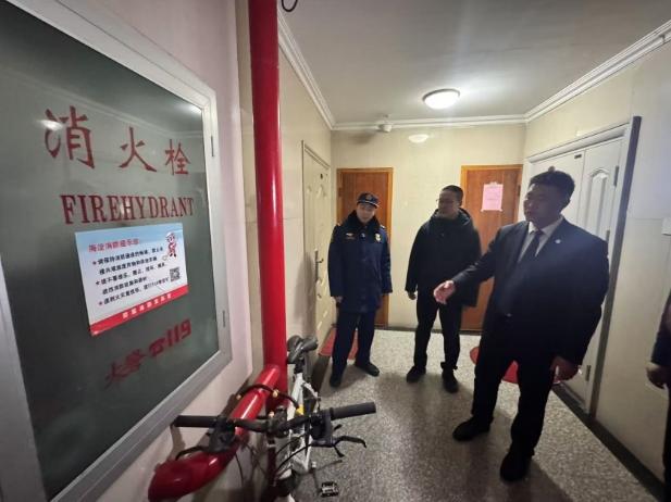 摆在家门口 北京海淀消防夜查清理住宅疏散通道J9国际集团自行车拴消火栓前 洗衣机、购物车(图1)