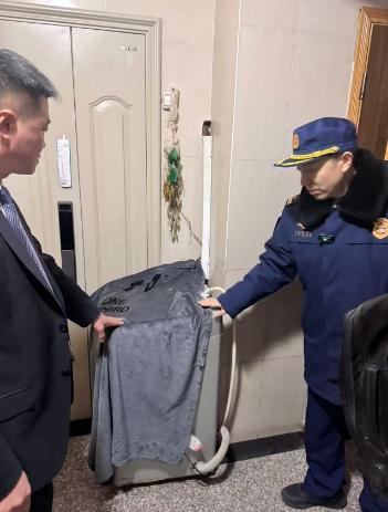 摆在家门口 北京海淀消防夜查清理住宅疏散通道J9国际集团自行车拴消火栓前 洗衣机、购物车(图4)